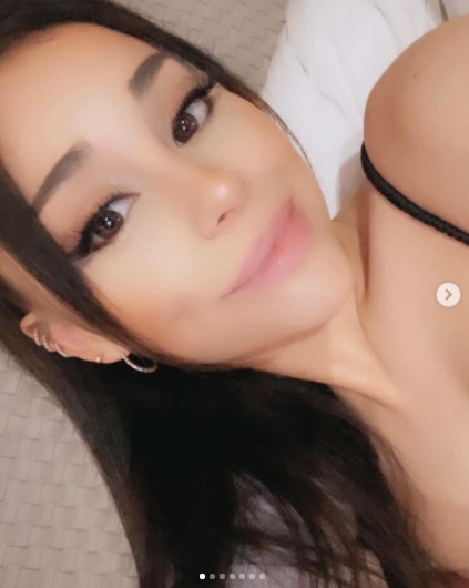 自爆テロ事件から4年目、犠牲者を追悼したアリアナ（画像は『Ariana Grande　2021年1月31日付Instagram「here’s to toulouse’s impeccable transition from chest to headvoice」』のスクリーンショット）