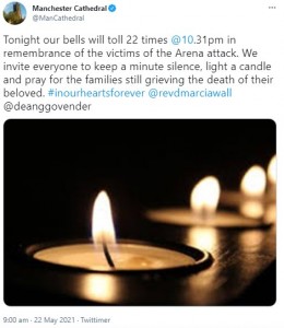 マンチェスター大聖堂「今夜22回鐘を鳴らし、テロの犠牲者を追悼します」とツイート（画像は『Manchester Cathedral　2021年5月22日付Twitter「Tonight our bells will toll 22 times ＠10.31pm in remembrance of the victims of the Arena attack.」』のスクリーンショット）
