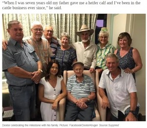 デクスターさんの記録更新を祝う家族や友人ら（画像は『news.com.au　2021年5月19日付「Australia’s oldest man says eating a particular type of food is the secret to a long life」（Source:Supplied）』のスクリーンショット）
