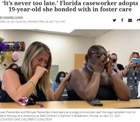 養子縁組が成立し涙を流すケースワーカーのリアさん（左）とモニエイさん（画像は『Miami Herald　2021年4月29日付「‘It’s never too late.’ Florida caseworker adopts 19-year-old she bonded with in foster care」（COURTESY SAFE CHILDREN’S COALITION）』のスクリーンショット）