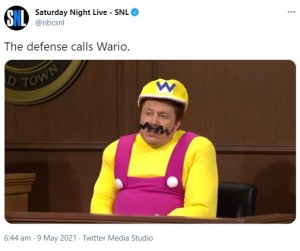 ワリオに扮装したイーロン・マスク（画像は『Saturday Night Live - SNL　2021年5月9日付Twitter「The defense calls Wario.」』のスクリーンショット）