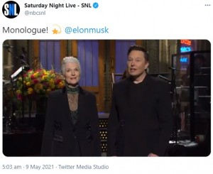 イーロンの母メイさんも出演（画像は『Saturday Night Live - SNL　2021年5月9日付Twitter「Monologue!」』のスクリーンショット）