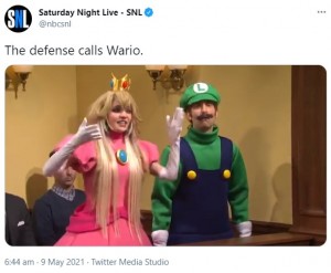 イーロンの恋人グライムスはピーチ姫を演じた（画像は『Saturday Night Live - SNL　2021年5月9日付Twitter「The defense calls Wario.」』のスクリーンショット）