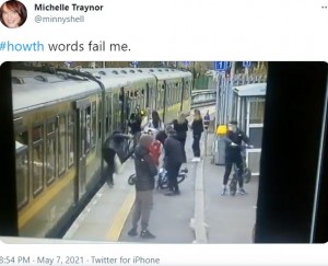 【海外発！Breaking News】少年グループに絡まれた女性、電車とホームの間に転落　衝撃の映像に怒りの声（アイルランド）＜動画あり＞