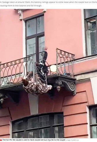バルコニーから転落するカップル（画像は『Mirror　2021年5月29日付「Moment fighting couple fall 25ft from balcony and survive death-defying plunge」（Image: CityWalls.ru）』のスクリーンショット）