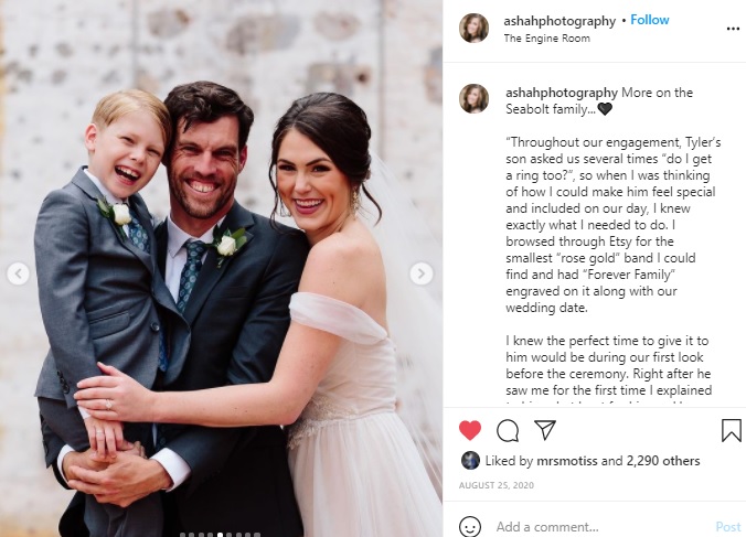 結婚式で笑顔を見せる一家（画像は『Ashah Photography　2020年8月25日付Instagram「More on the Seabolt family...」』のスクリーンショット）
