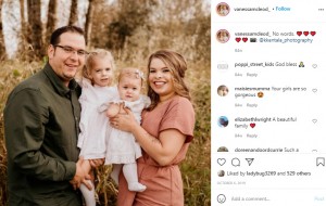 2019年に撮影された家族写真（画像は『Vanessa McLeod　2019年10月6日付Instagram「No words」』のスクリーンショット）
