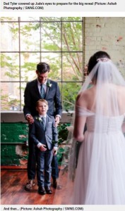 タイラーさんが両手を離した瞬間のジュード君（画像は『Metro　2021年5月11日付「Boy cries as he sees stepmum in wedding dress for first time」（Picture: Ashah Photography / SWNS.COM）』のスクリーンショット）