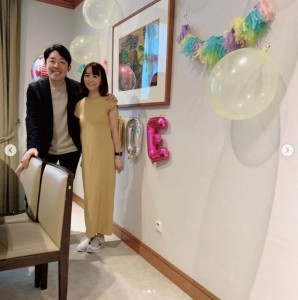 母の日に夫婦2ショット（画像は『福田萌（Moe Fukuda）　2021年5月9日付Instagram「母の日お祝いしてもらいました」』のスクリーンショット）
