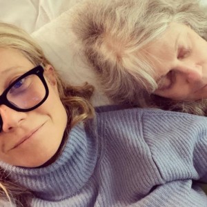 グウィネスと隣でうたた寝する母親（画像は『Gwyneth Paltrow　2021年5月9日付Instagram「I love a good snuggle with you.」』のスクリーンショット）