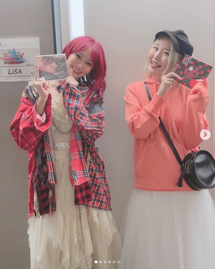 LiSAとハラミちゃん（画像は『ハラミちゃん　2021年5月22日付Instagram「共演させていただいた方々と…」』のスクリーンショット）