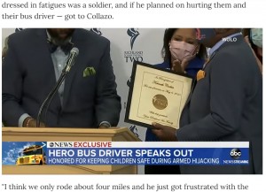 ケネスさんのために式典が開かれ、その勇敢な行動が称賛される（画像は『People.com　2021年5月21日付「Bus Driver Says Soldier Who Allegedly Hijacked Bus Full of Kindergartners Grew Weary of Students’ Questions」』のスクリーンショット）