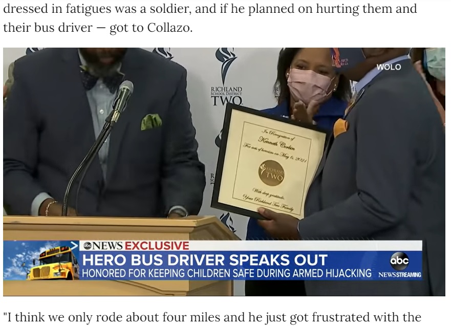 ケネスさんのために式典が開かれ、その勇敢な行動が称賛される（画像は『People.com　2021年5月21日付「Bus Driver Says Soldier Who Allegedly Hijacked Bus Full of Kindergartners Grew Weary of Students’ Questions」』のスクリーンショット）