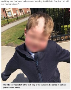 顔はぼかしがかかっているが、笑顔のように見える男の子（画像は『Metro　2021年5月11日付「Mum removes son, 4, from school after he hacks off hair while alone in toilet」（Picture: MEN Media）』のスクリーンショット）