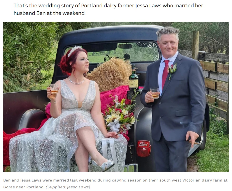 所有する農場で結婚式を挙げたジェサさんとベンさん（画像は『ABC News　2021年4月30日付「Bride gets in the mud to deliver stuck calf on her wedding night」（Supplied: Jessa Laws）』のスクリーンショット）