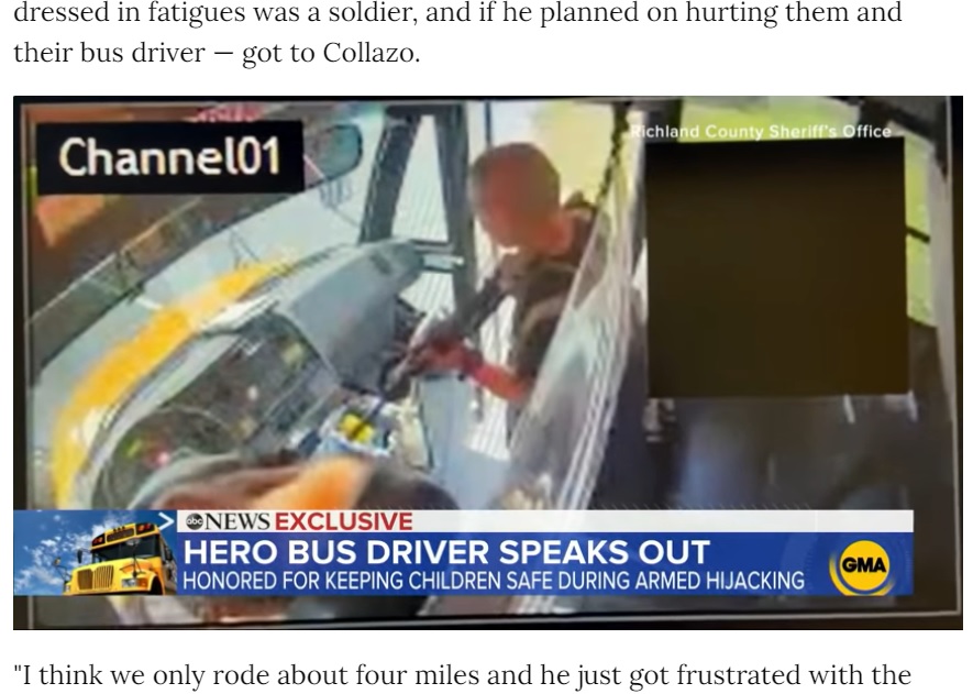 ケネスさんに銃を突きつけるジョヴァン（画像は『People.com　2021年5月21日付「Bus Driver Says Soldier Who Allegedly Hijacked Bus Full of Kindergartners Grew Weary of Students’ Questions」』のスクリーンショット）