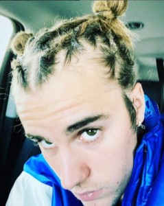 ドレッドヘアをお団子にするも批判やまず（画像は『Justin Bieber　2021年5月15日付Instagram』のスクリーンショット）