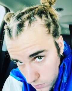 ドレッドヘアをお団子にしたジャスティン（画像は『Justin Bieber　2021年5月14日付Instagram』のスクリーンショット）