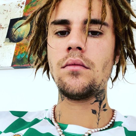 「文化の盗用」と批判が殺到したジャスティンのヘア（画像は『Justin Bieber　2021年4月26日付Instagram』のスクリーンショット）