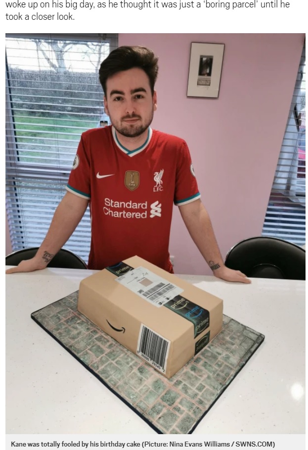 Amazonのケーキで祝福されたケインさん（画像は『Metro　2021年2月9日付「Mum creates incredible birthday cake that looks just like an Amazon package」（Picture: Nina Evans Williams / SWNS.COM）』のスクリーンショット）