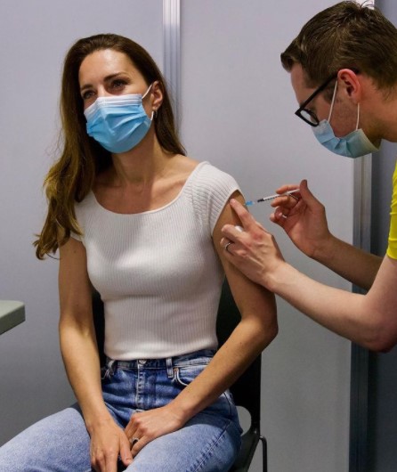 左上腕にワクチン接種を受けるキャサリン妃（画像は『Duke and Duchess of Cambridge　2021年5月29日付Instagram「Yesterday I received my first dose of the COVID-19 vaccine at London’s Science Museum.」』のスクリーンショット）