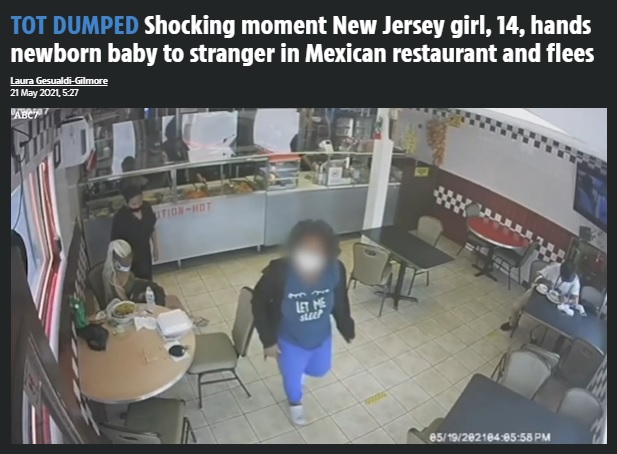 赤ちゃんを置き去りにして走り去る少女（画像は『The US Sun　2021年5月21日付「TOT DUMPED Shocking moment New Jersey girl, 14, hands newborn baby to stranger in Mexican restaurant and flees」（Credit: ABC7）』のスクリーンショット）