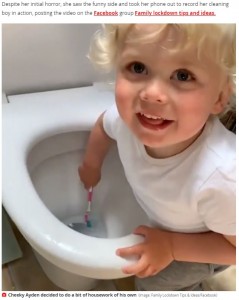 カメラを向けられると笑顔を見せたアイデン君（画像は『Mirror　2021年5月3日付「Horrified mum realises her toddler has been cleaning the loo with her toothbrush」（Image: Family Lockdown Tips ＆ Ideas/Facebook）』のスクリーンショット）