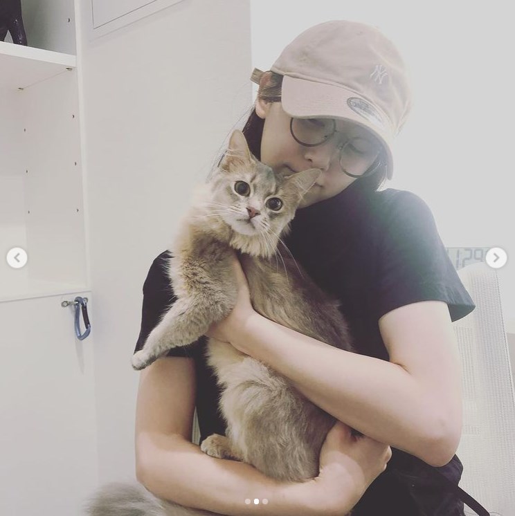 保護猫のルナに初めて会った松井玲奈（画像は『松井玲奈　2021年5月10日付Instagram「うちの子たちは2匹とも保護猫さん。」』のスクリーンショット）