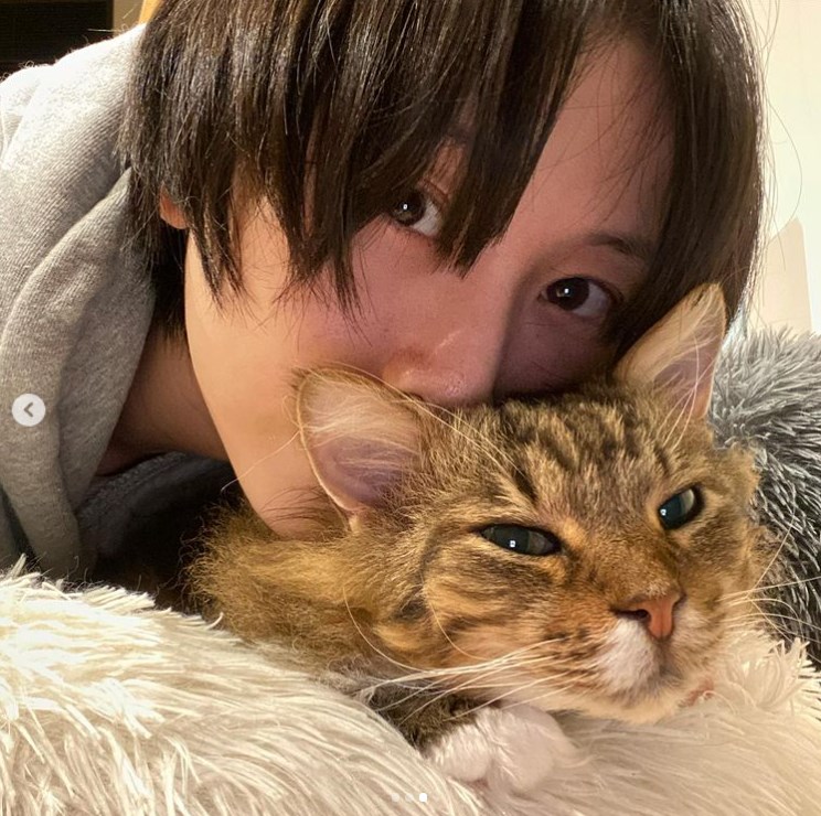 松井玲奈と愛猫“ノヴァ”（画像は『松井玲奈　2021年4月29日付Instagram「『ラーヤと龍の王国』を見てから、うちの姫さまを時々シスーと呼んでいます。」』のスクリーンショット）