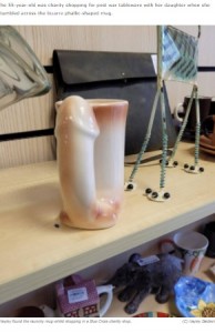 チャリティショップに置かれていたマグカップ（画像は『Deadline News　2021年5月10日付「Pharmacy worker shocked to find phallic shaped mug in charity shop」（Hayley Baldwin）』のスクリーンショット）