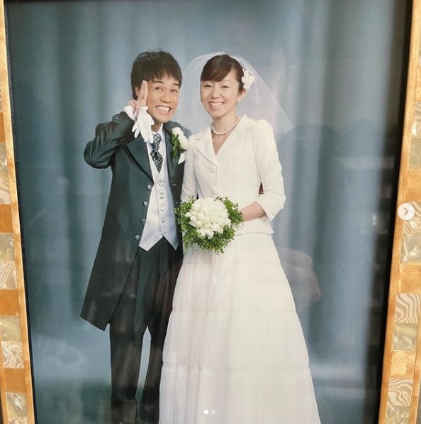 16回目の結婚記念日を迎えた名倉潤と渡辺満里奈（画像は『Jun Nagura　2021年5月5日付Instagram「今日は結婚16周年」』のスクリーンショット）