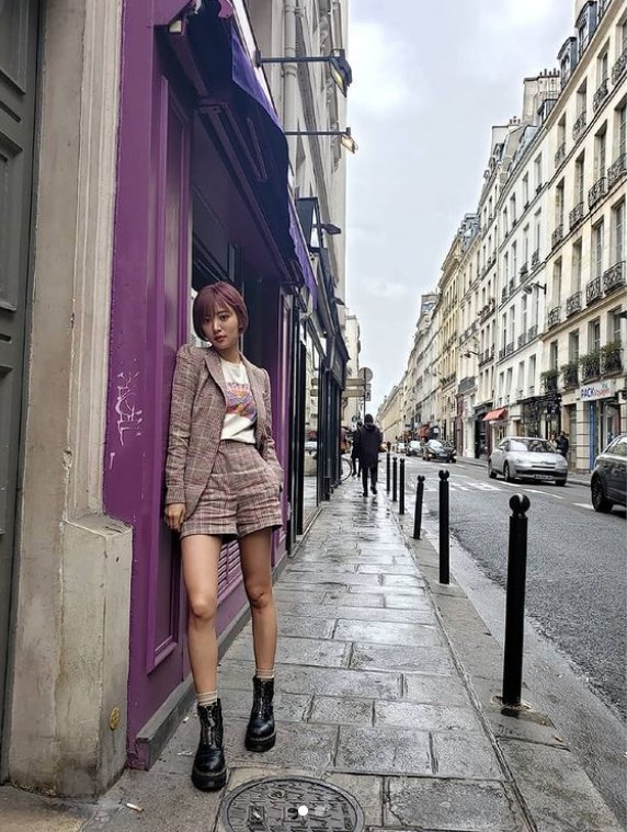 パリを散策する夏菜（画像は『夏菜 NATSUNA　2019年3月3日付Instagram「今日はパリをふらふら～な日」』のスクリーンショット）