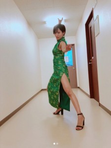CMで着たチャイナドレス姿に『らんま1/2』を思い出す夏菜（画像は『夏菜 NATSUNA　2018年8月27日付Instagram「SMBCモビットの新CM」』のスクリーンショット）