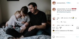 生後約1か月のアイヴィちゃんを見つめる一家（画像は『Vanessa McLeod　2019年3月26日付Instagram「My family」』のスクリーンショット）