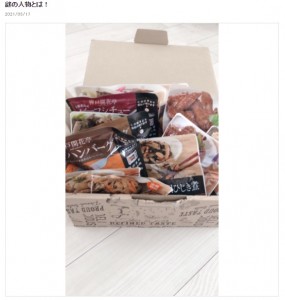 安藤なつから贈られたレトルト食品（画像は『平野ノラ　2021年5月17日付オフィシャルブログ「謎の人物とは！」』のスクリーンショット）