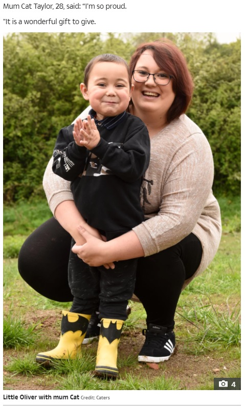 透析から解放された4歳男児とその母親（画像は『The Sun　2021年5月25日付「KID AROUND Dad becomes ‘real-life superhero’ by donating son, four, a kidney」（Credit: Caters）』のスクリーンショット）