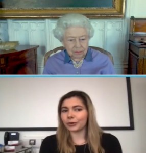 サラさんの質問に答える女王（画像は『The Royal Family　2021年5月10日付Instagram「The Queen’s memories of achieving a Life Saving Award with the Royal Life Saving Society in 1941, aged 14.」』のスクリーンショット）