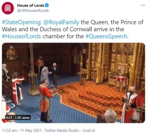 チャールズ皇太子に付き添われて着席する女王（画像は『House of Lords　2021年5月11日付Twitter「＃StateOpening: ＠RoyalFamily the Queen, the Prince of Wales and the Duchess of Cornwall arrive in the ＃HouseofLords chamber for the ＃QueensSpeech.」』のスクリーンショット）