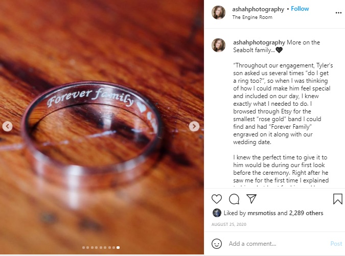 「フォーエバー・ファミリー（永遠の家族）」と刻印された指輪（画像は『Ashah Photography　2020年8月25日付Instagram「More on the Seabolt family...」』のスクリーンショット）