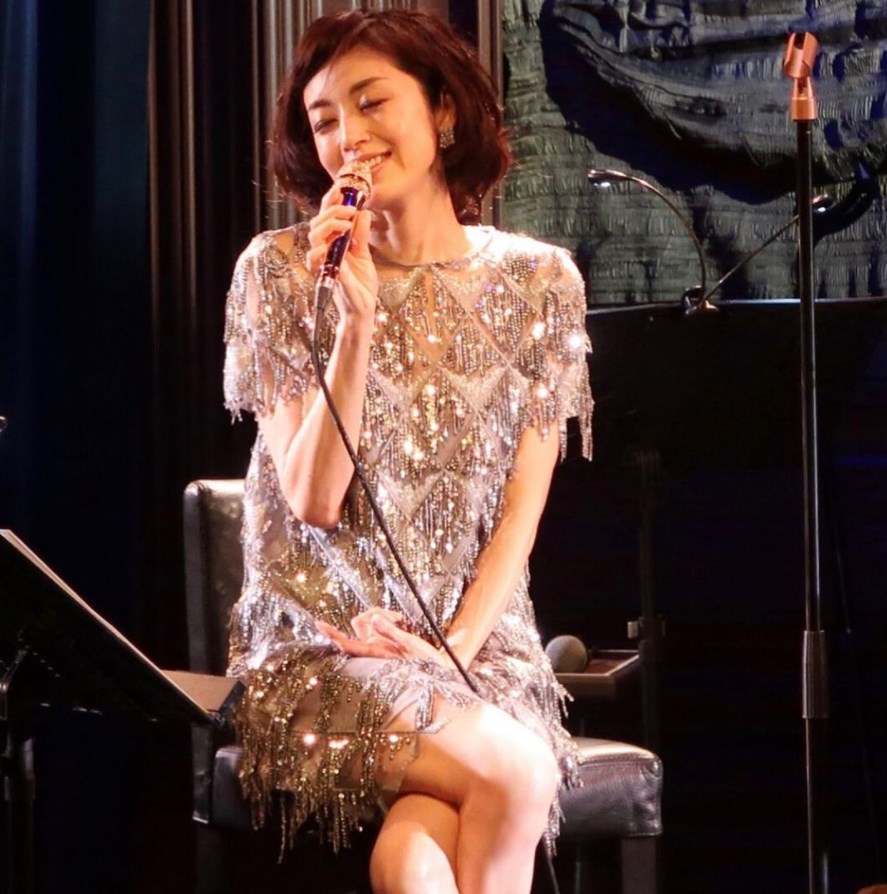 素敵なドレスを着てライブで歌う高岡早紀（画像は『高岡早紀　saki takaoka　2020年12月28日付Instagram「お知らせです！」』のスクリーンショット）