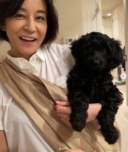 高嶋ちさ子と愛犬ネロ（画像は『Chisako Takashima　2021年4月23日付Instagram「犬用抱っこ紐なんてあるんだね。」』のスクリーンショット）