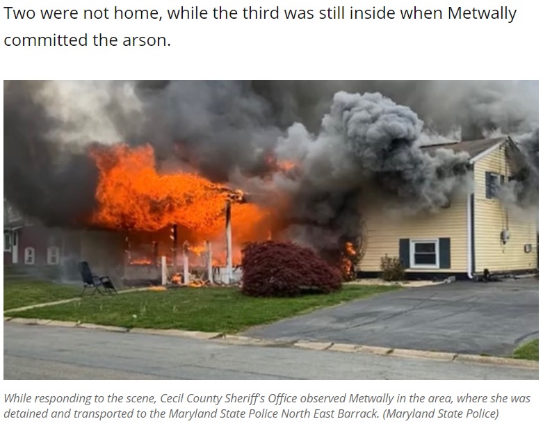 住人が中にいるにもかかわらず女が火を放つ（画像は『WBFF　2021年5月1日付「Officials: Woman set Md. home on fire with someone inside, then watched it burn from lawn」（Maryland State Police）』のスクリーンショット）