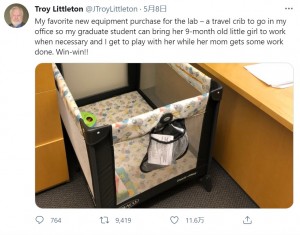 【海外発！Breaking News】大学の研究室にベビーベッドを設置　「自分も赤ちゃんと遊べる」心優しき教授に「上司の鑑」絶賛の声（米）