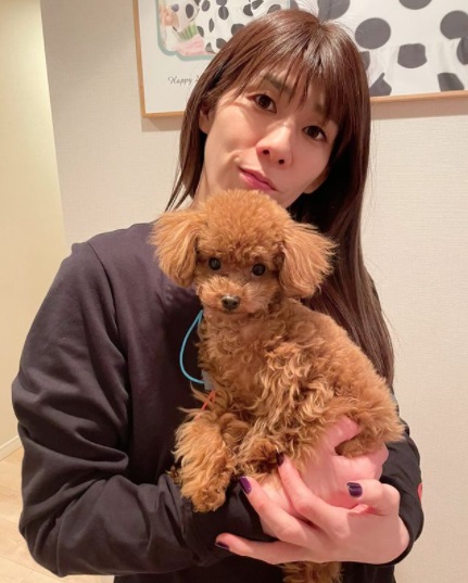 吉田沙保里と愛犬リリー（画像は『吉田沙保里　2021年2月23日付Instagram「リリーとツーショット」』のスクリーンショット）
