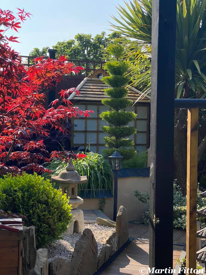マーティンさんが造った日本庭園（画像は『Martin Fitton　2021年6月1日付Facebook「Nice to have some decent weather over the weekend to relax in the garden」』より）