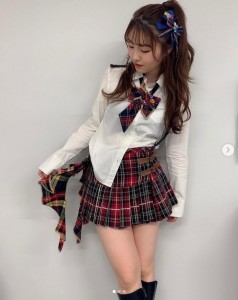AKB48『大声ダイヤモンド』の衣装を着た中西智代梨（画像は『chiyori nakanishi　2021年5月23日付Instagram「大声ダイヤモンドの衣装」』のスクリーンショット）
