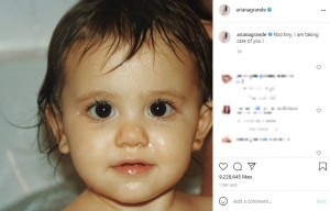 クリンとした目が印象的な赤ちゃんの頃のアリアナ（画像は『Ariana Grande　2021年6月26日付Instagram「hbd tiny, i am taking care of you ！」』のスクリーンショット）