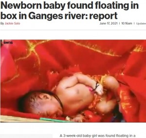 赤に金の刺繍が入ったドゥパッタに包まれた女児（画像は『New York Post　2021年6月17日付「Newborn baby found floating in box in Ganges river: report」』のスクリーンショット）