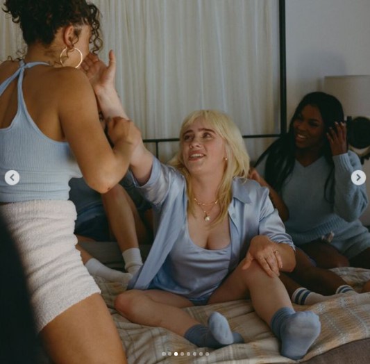 ベッドの上で女友達に触れるビリー（画像は『BILLIE EILISH　2021年6月10日付Instagram「i love girls」』のスクリーンショット）