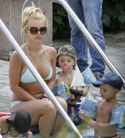 幼少時の息子達とブリトニー（画像は『Britney Spears　2021年5月27日付Instagram「I had my babies very young」』のスクリーンショット）